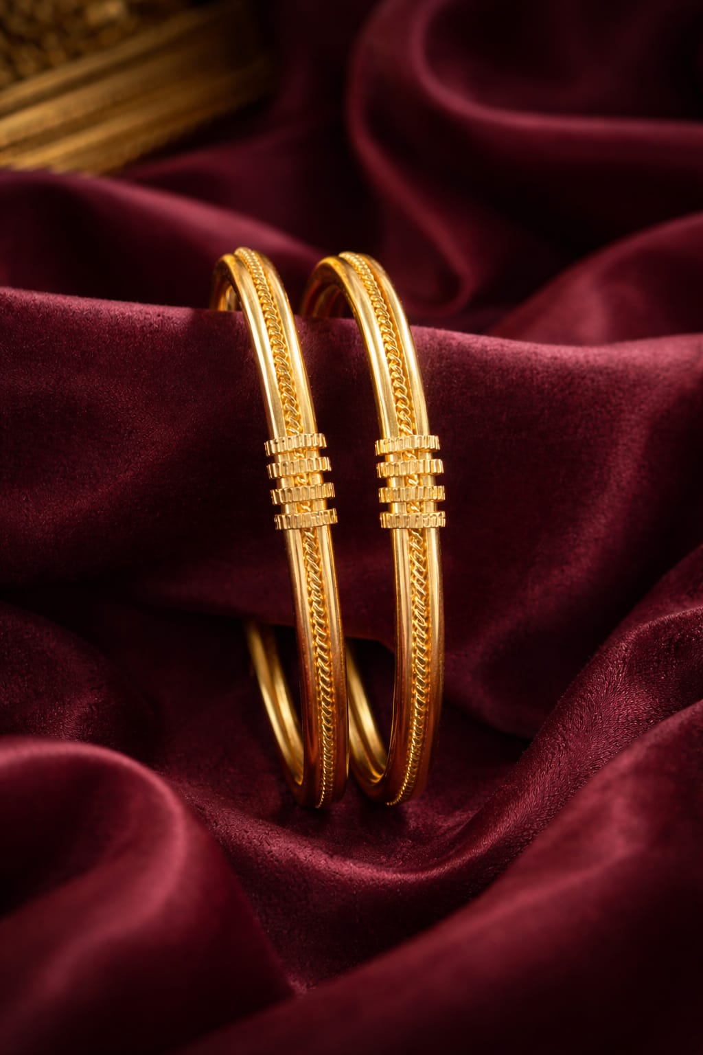 Royal Chain Detail Gold Bangles